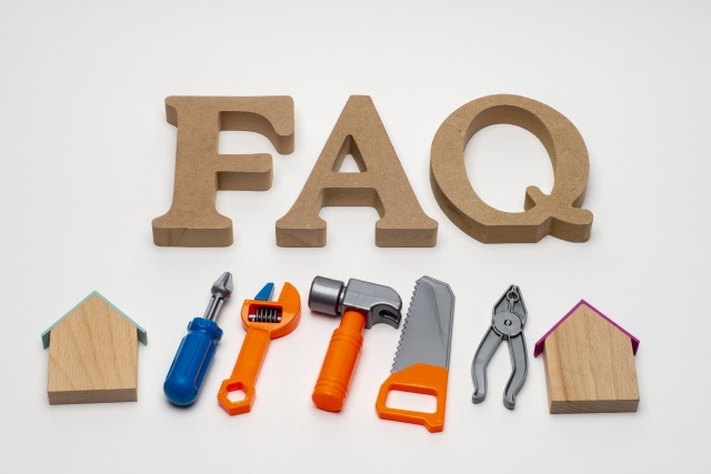 小さい工具とFAQの木製ブロック