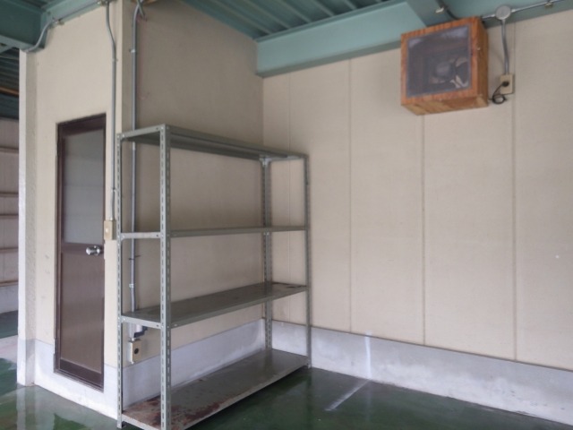 ガレージに置かれた空のスチールラック