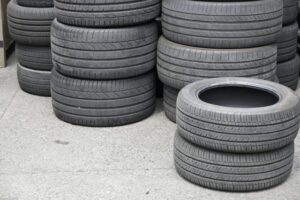 タイヤ処分の方法と費用相場！無料で捨てる方法やリサイクルも解説