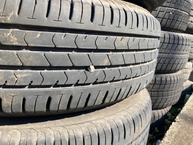 土に汚れた大量のタイヤ