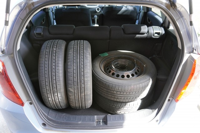 車の荷台に積まれた4本のタイヤ