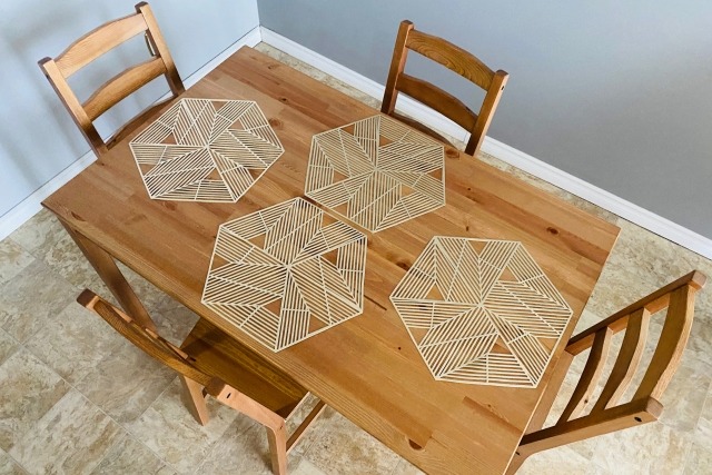 白いテーブルクロスとダイニングテーブル