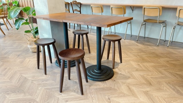 ブラウンの木目テーブルと円椅子