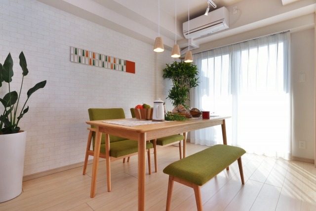 木目のダイニングテーブルとグリーンの椅子