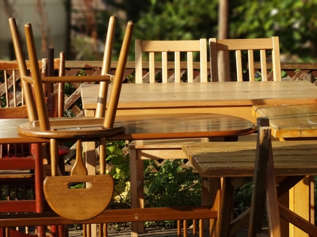 屋外に搬出された木製のダイニングテーブル