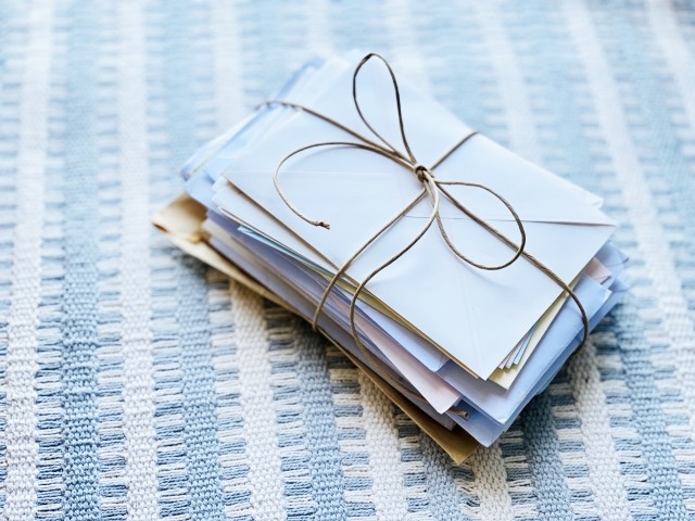 紙紐で束ねた手紙や書類