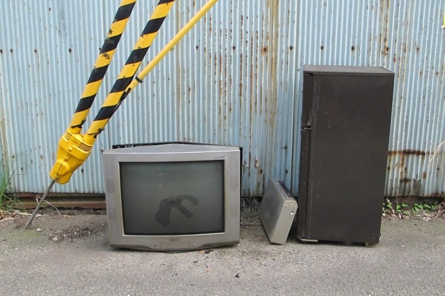ごみとして出されたテレビ
