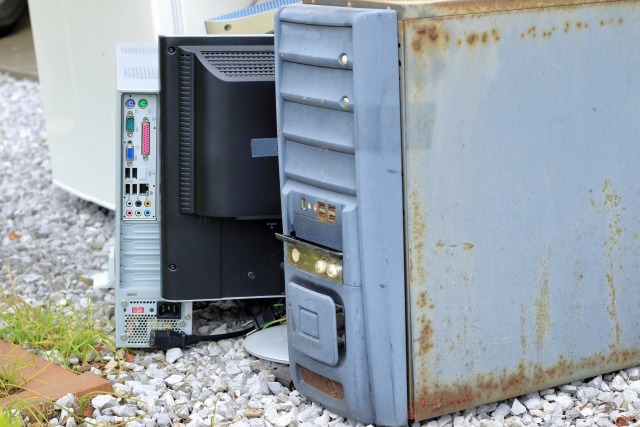 廃棄されたパソコン
