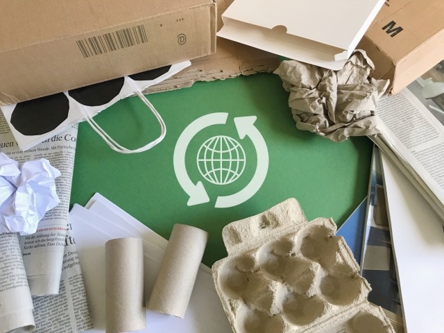 グリーンの背景に印字されたアイコンを囲む資源ごみ