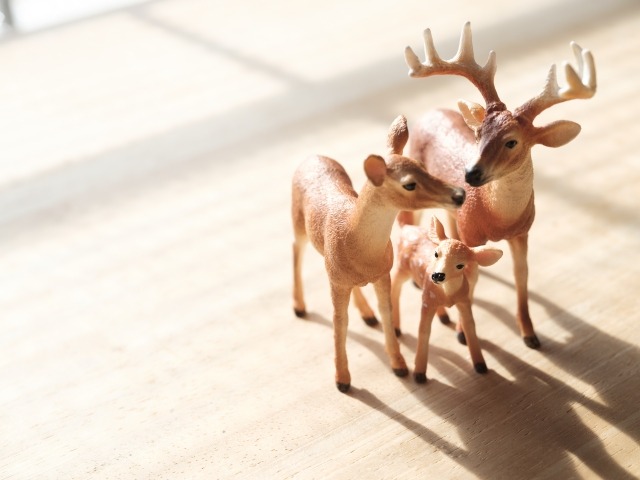 フローリングに置かれた鹿親子のフィギュア