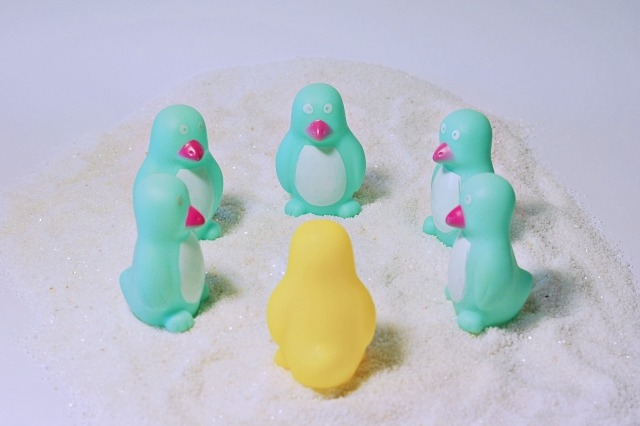 向かい合って置かれたペンギンのフィギュア