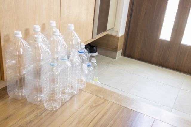 玄関先に置かれた空のペットボトル