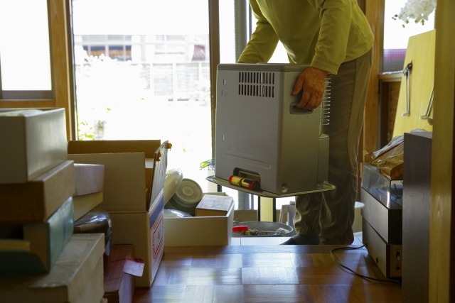 遺品を抱えている人