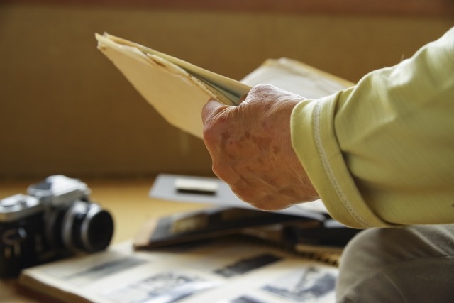 遺品整理する人の手元