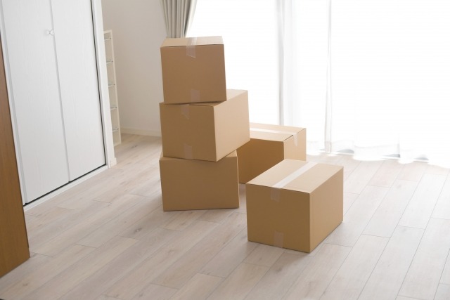 室内に積まれた大量の段ボール