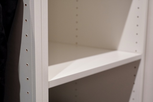 空になった白いカラーボックス