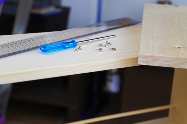 工具と置かれた解体中の木製カラーボックス