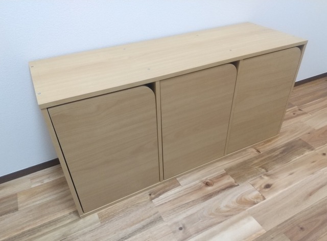 横向きにした蓋付きカラーボックス