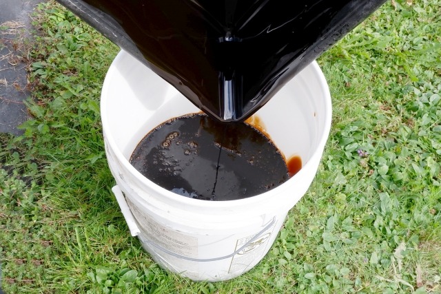 白いバケツに出した廃油