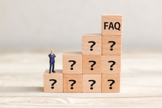 階段状に置かれたFAQの木製ブロック