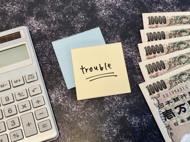 トラブルと書かれた付箋
