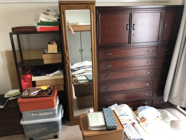 室内に並ぶタンスや鏡・家財道具