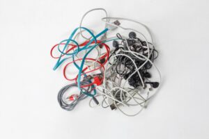 イヤホンの捨て方7選｜何ゴミで処分する？分別方法や処分費用を解説