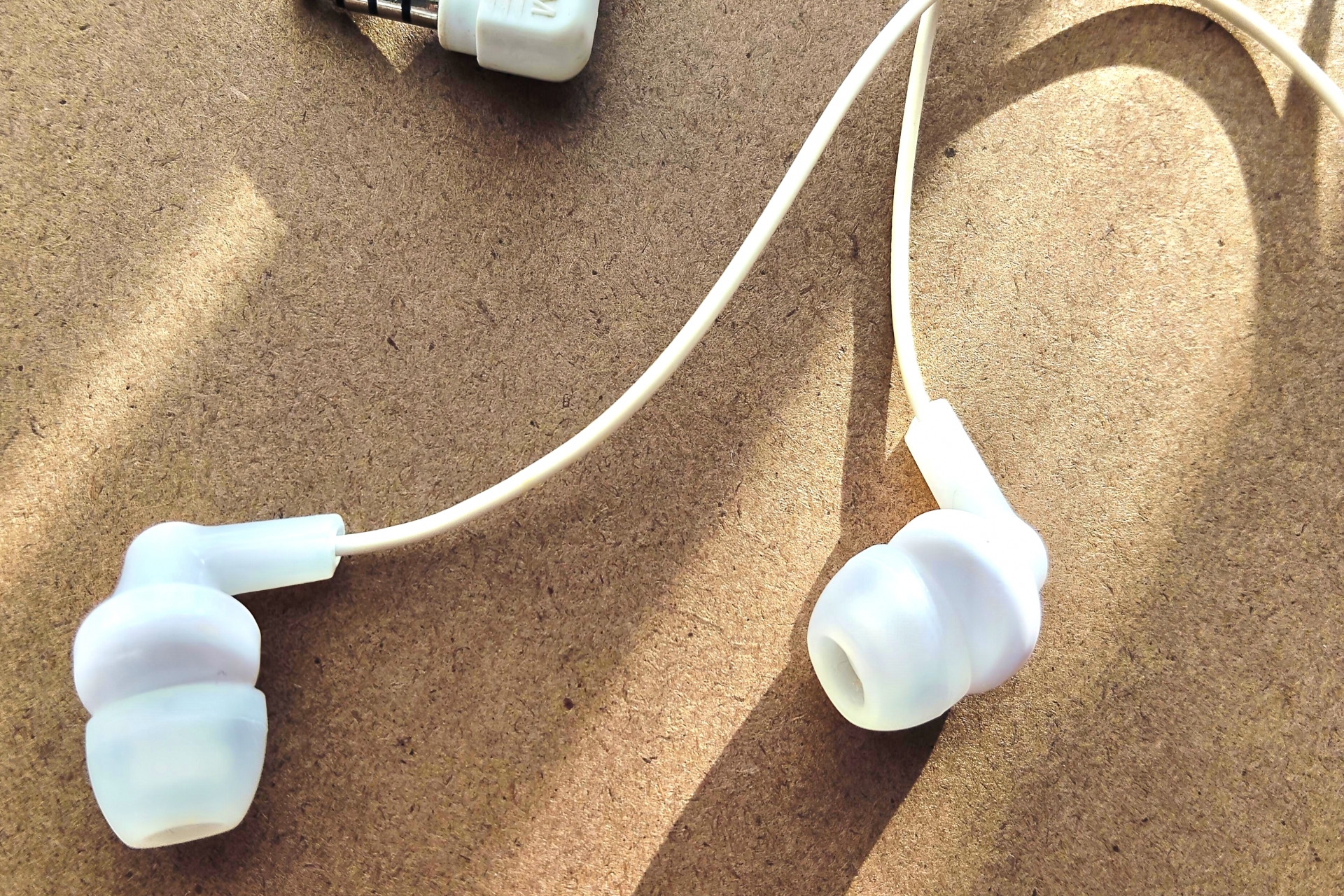 白い有線イヤホン