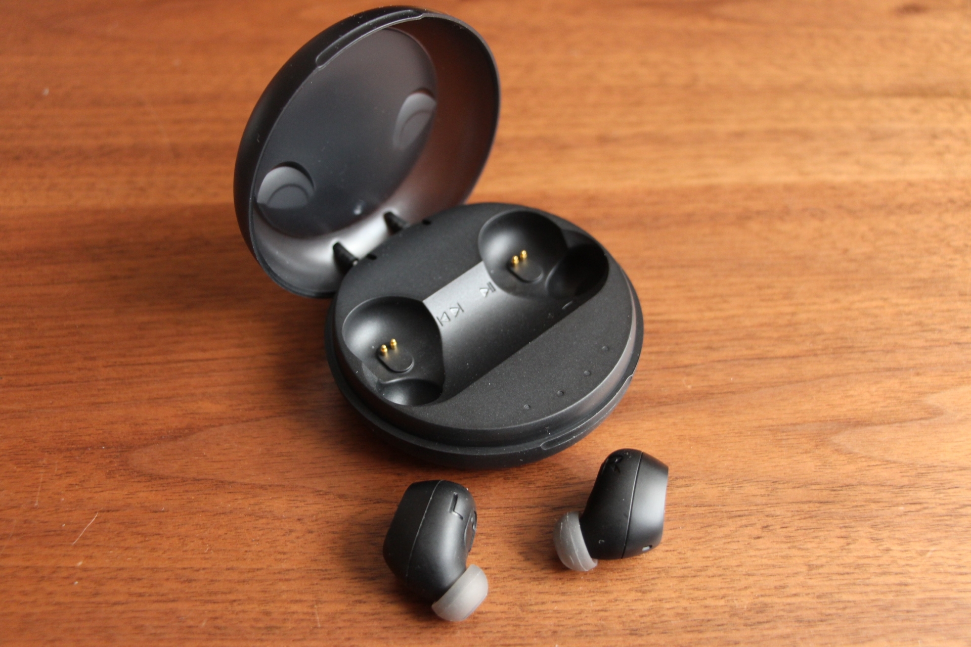 黒いイヤホンと充電器