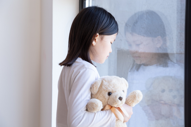 テディベアを持つ女の子