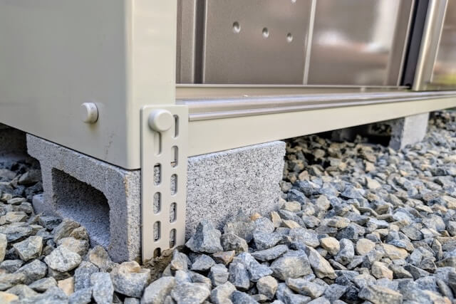 物置の土台のコンクリートブロック