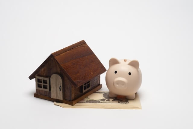 古い木の家のおもちゃと豚の貯金箱