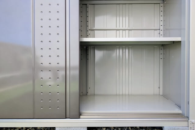 扉を開けた空の物置