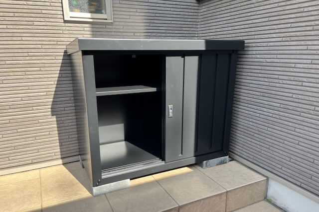 扉を開けた中型の黒い物置