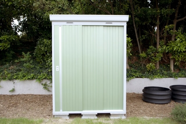 黄緑の引き戸が付いた屋外用物置