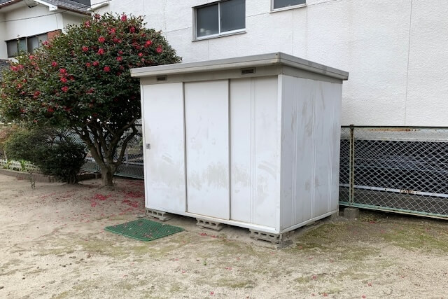 屋外に置かれた汚れた大型物置