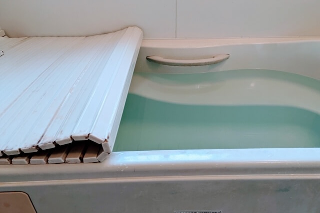 湯を張った浴槽を半分覆う蓋