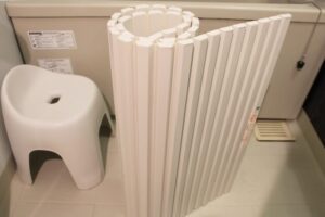 お風呂の蓋の捨て方は？自治体別の分別ルールと切って捨てる注意点を解説