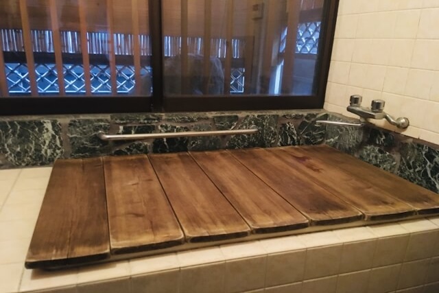 浴槽に置かれたひのきの風呂蓋