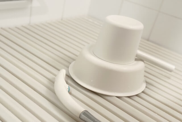 浴室に置かれた風呂蓋とバス用品