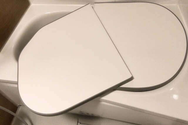 浴槽を覆う板状の風呂蓋