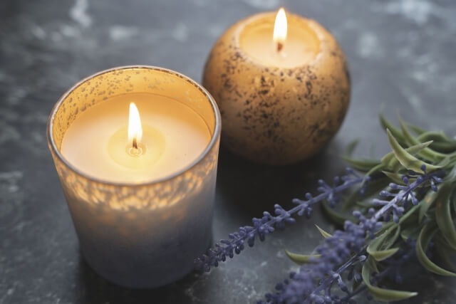 容器に入った2つのアロマキャンドル