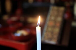 ろうそく(キャンドル)の正しい捨て方！種類別・地域別の処分方法と容器や余ったロウの取り扱いを解説