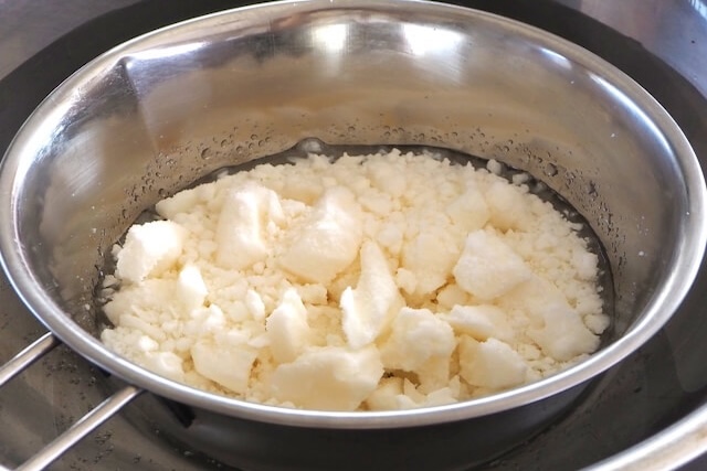 金属鍋に砕いて入れたロウ
