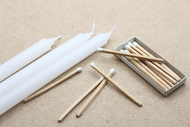白いろうそくとマッチ棒