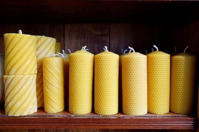 大量に並ぶ黄色い大型ろうそく