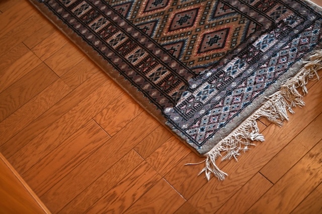 フローリングに敷かれた玄関マット