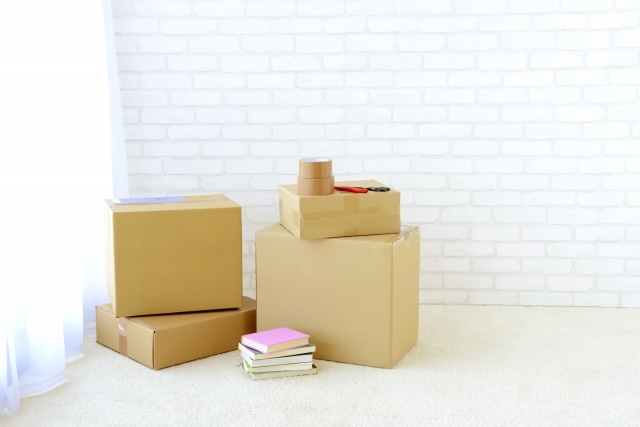 白いカーペットに置かれた搬出用段ボール