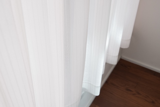 白いレースカーテンの裾
