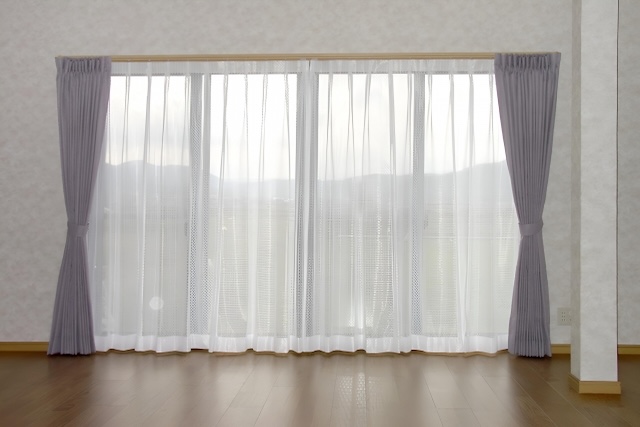 正面から映されたバルコニーのカーテン